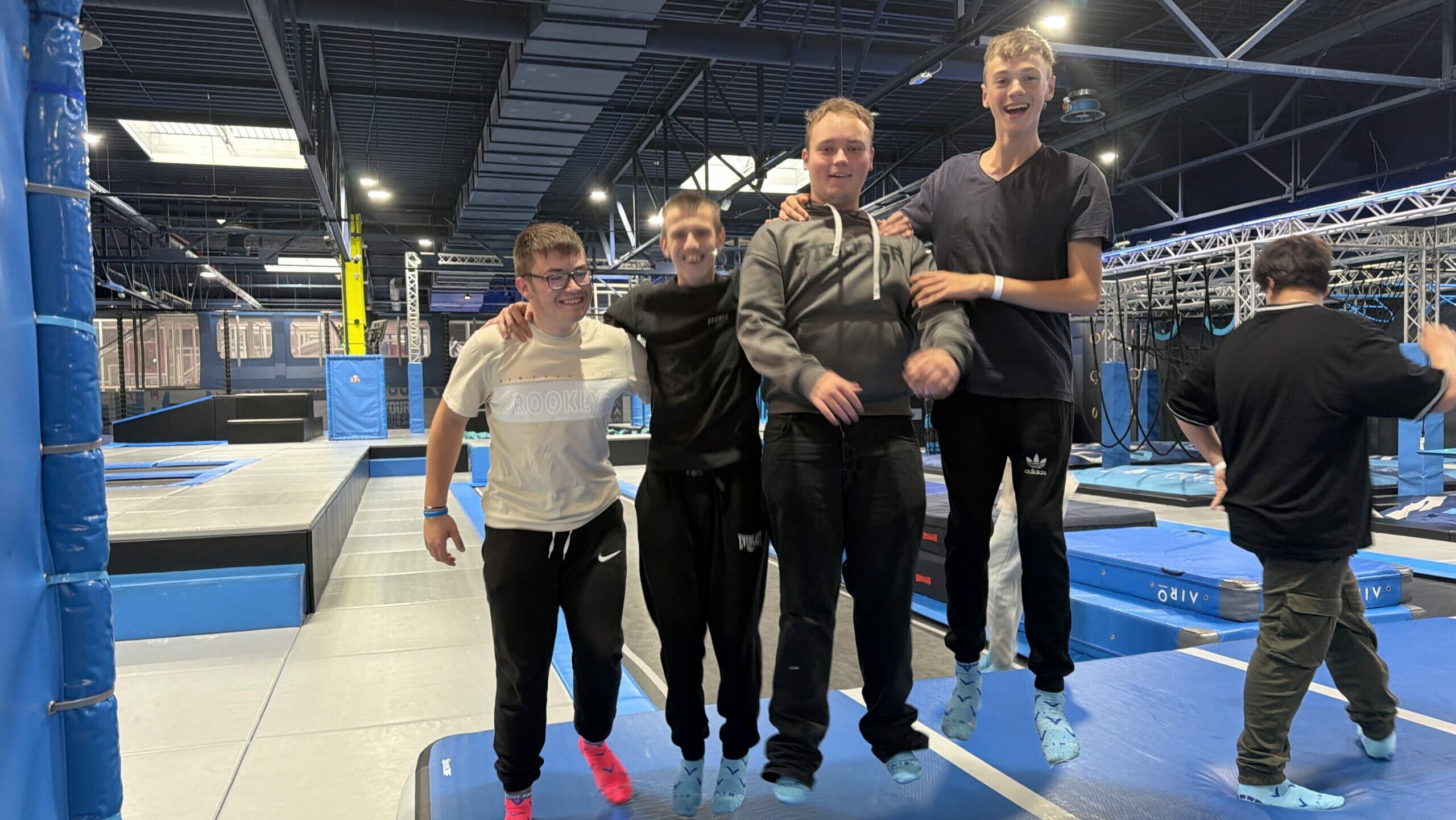 Integracyjna wycieczka uczniów do Parku Trampolin AIRO w Warszawie